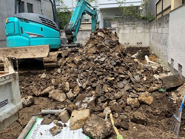 東京都目黒区柿の木坂の木造2階建て家屋解体工事中の様子です。